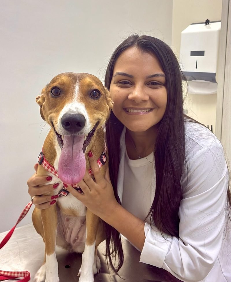 Dra. Isabela Alves, médica veterinária da Vetpet, segurando um cão no colo