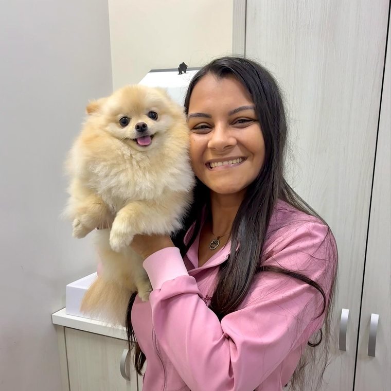 Dra. Isabela segurando um cão lulu da pomerânia