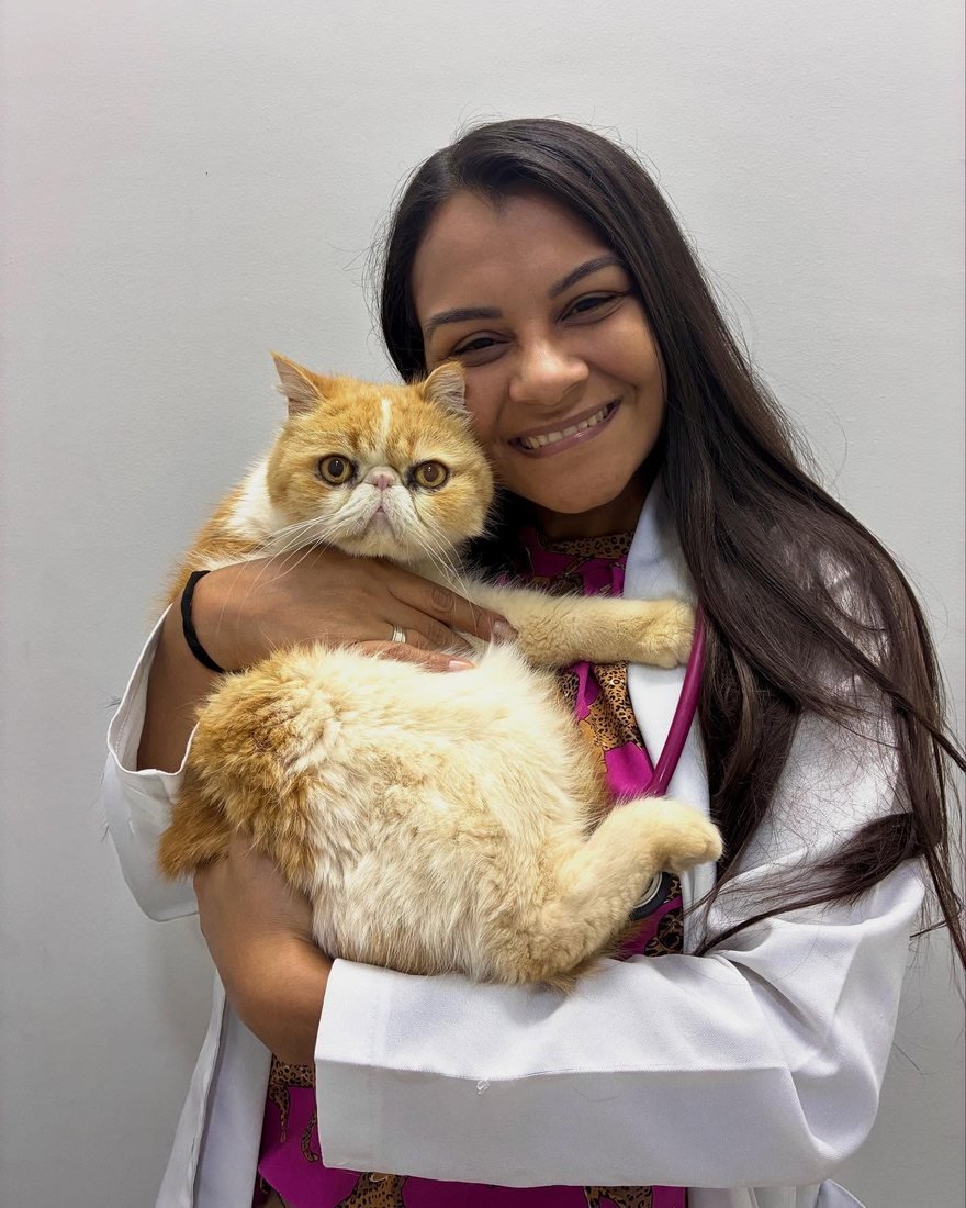 Dra. Isabela Alves, médica veterinária da Vetpet, segurando um gato no colo